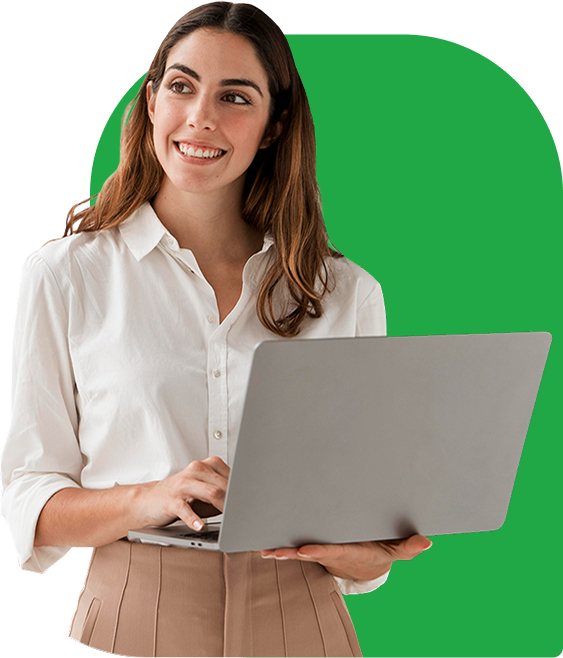 Mulher sorridente com notebook